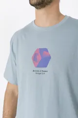 Remera celeste de manga corta con cuello redondo y estampado en el pecho con un diseño geométrico y la inscripción "Benson & Thomas Design Lab".