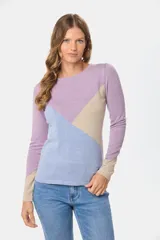 Buzo de algodón tejido con diseño de colores contrastantes en tonos lavanda y gris.