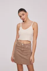 Top de bretel fino color crema, liso, al cuerpo y con escote en V.