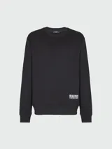 Sweatshirt negra de Balmain con cuello redondo, mangas largas y logo estampado en blanco en el lateral inferior.