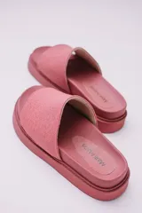 Sandalias rojas de plataforma, veganas y amigables con el medio ambiente. Hechas con Piñatex, textil que busca suplantar el cuero animal, hecho a partir de las hojas del ananá.