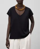 Camiseta negra de algodón orgánico, corte holgado, cuello en V y mangas cortas con hombro caído.