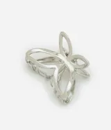 Pinza para el pelo plateada con forma de mariposa ahuecada, de metal.
