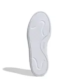 Championes Adidas Courtblock blancos de cuero sintético, con las tres tiras características de la marca en los laterales.