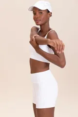 Short deportivo negro con estampado de la palabra "LIVE!" en gris.