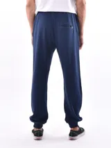 Pantalón deportivo gris, con ajuste en la cintura y puños en los tobillos.