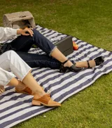 Zapato de cuero vacuno color negro con textura croco, con talón cubierto, pulsera con hebilla y taco de madera forrado en cuero.