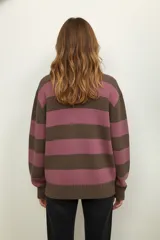 Sweater de algodón con rayas horizontales blancas y azul marino, de corte holgado y cuello redondo.