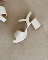 Sandalia de cuero vacuno color blanco, con plataforma y taco cuadrado de 7 cm de altura.