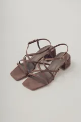 Sandalias de cuero color marrón con taco bloque bajo y tiras finas cruzadas.