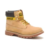 Botín unisex CAT modelo Colorado 2.0, color tostado, con capellada de cuero nobuck, forro interno de nylon en malla, suela de goma duradera y de gran tracción. Cuenta con cordones amarillos y logo de la marca en el lateral.