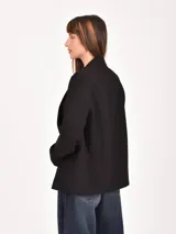 Blazer negro de corte holgado, con solapas y sin botones.