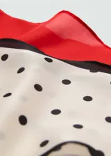 Pañuelo de poliéster con acabado satinado. Pack de dos pañuelos triangulares, uno color rojo liso y otro color crema con lunares negros y borde negro.