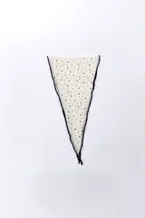 Pañuelo triangular de tul color celeste con estampado de lunares negros y borde negro.