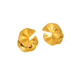 Par de aros dorados con diseño abstracto de pétalos.