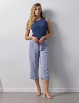 Pantalón capri de lino estampado marca Dash, con pretina ancha elastizada y bolsillos inclinados.