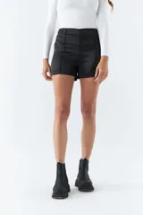 Short negro de tiro alto con costuras verticales al frente.