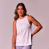 Musculosa deportiva blanca de poliéster con espalda racerback y sisas con ribete violeta.