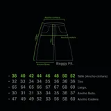 Bermuda baggy de jean con lavado verde, bordado en negro y rojo, cierre y botón personalizado, corte amplio y bolsillos grandes.