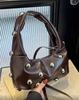 Bolso hobo verde militar con tachas plateadas, de tela suave y asa corta.