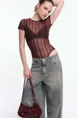 Body de lycra color rosado con textura acanalada y mangas cortas.