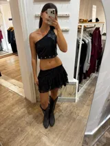 Minifalda negra de encaje con tres capas y cintura elástica.