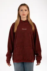 Buzo hoodie color borgoña con efecto lavado, confeccionado en algodón. Estampado en la espalda con el logo de la marca "vinnare™" y la frase "HOPELESS ROMANTIC".