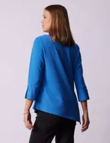 Blusa verde en tejido acanalado, marca Ruby Rd. Largo de mangas ¾ con abertura y botones. Terminación de ruedo asimétrico.