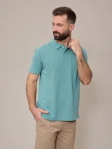 Chomba color verde agua, de piqué de algodón, con cuello clásico y tapeta de dos botones. Tiene logo bordado en el pecho. Corte clásico.