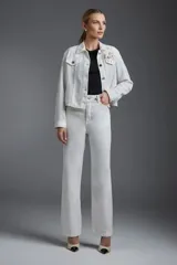 Pantalón de jean negro de corte recto y tiro alto.