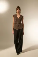 Pantalón negro de lyocell, tiro medio, con pinzas frontales y corte ancho y recto.