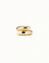 Anillo tubular dorado con forma cruzada en el centro, elaborado con técnicas artesanales en España.