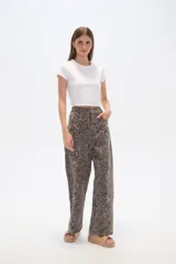 Pantalón ancho de algodón con estampado multicolor y calce alto.