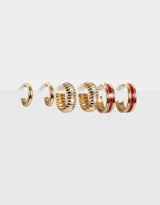 Set de tres pares de aros argolla dorados con diferentes diseños: un par liso, un par texturizado y un par con detalle de esmalte rojo.