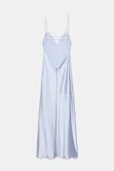 Vestido midi negro de tejido satinado, con escote en pico y tirantes finos ajustables. Presenta un detalle de tiras cruzadas en la espalda descubierta y cierre con cremallera metálica.