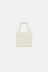 Top negro de punto con cuello halter y escote redondo. Detalle de tachas plateadas a contraste.