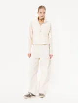 Pantalón slouchy de algodón color blanco, con cinco bolsillos y pinzas en las rodillas para realzar la silueta.