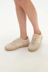 Zapatillas bajas color marrón con cordones y suela de yute.