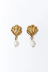 Aros colgantes de acero dorado con forma de caracol y detalle de perla lágrima colgante.