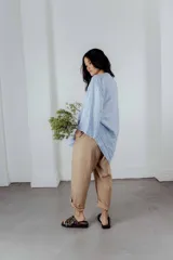 Camisa color beige de lino con escote en V y bordado multicolor.