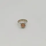 Anillo de plata 925 con aplique en oro 9k, con el símbolo de la abogacía.