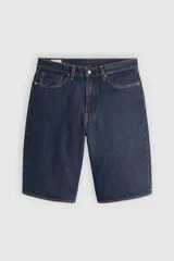 Bermuda de jean azul oscuro, corte holgado y largo hasta la rodilla.