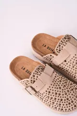 Zuecos color beige con plataforma y detalle de tachas.