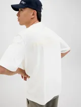 Camiseta blanca de manga corta y cuello redondo con estampado en la espalda.