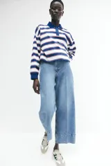Pantalón de jean celeste de corte ancho, tiro alto y largo cropped.