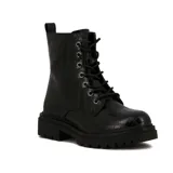 Bota negra de estilo casual, con diseño de charol y suela gruesa, cierre de cordones.