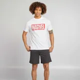 Conjunto de pijama corto para hombre, compuesto por una remera blanca con el logo de Marvel en rojo y un short gris oscuro.