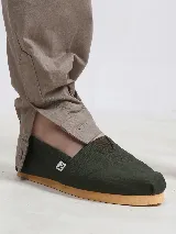 Alpargata unisex de lona lisa con suela de goma, ideal para el uso diario.