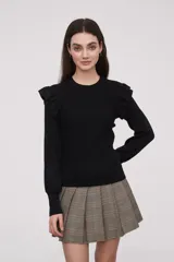 Sweater color crema de viscosa con cuello redondo y volados en los hombros.