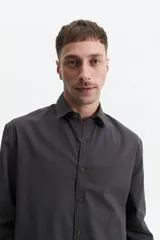 Camisa de algodón color azul oscuro, con cuello clásico y corte semi slim.